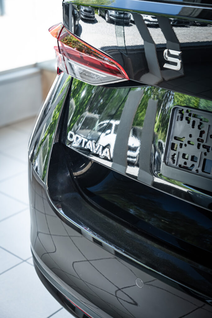 Zoom sur l'arrière d'une voiture en mettant en avant "octavia".