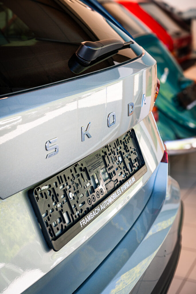 Photo qui met en avant les lettres SKODA à l'arrière d'une voiture grise sans plaque