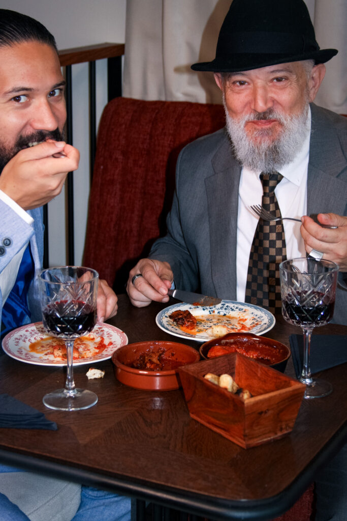 Marco et Simon à table dégustent les entrées avec un verre de vin