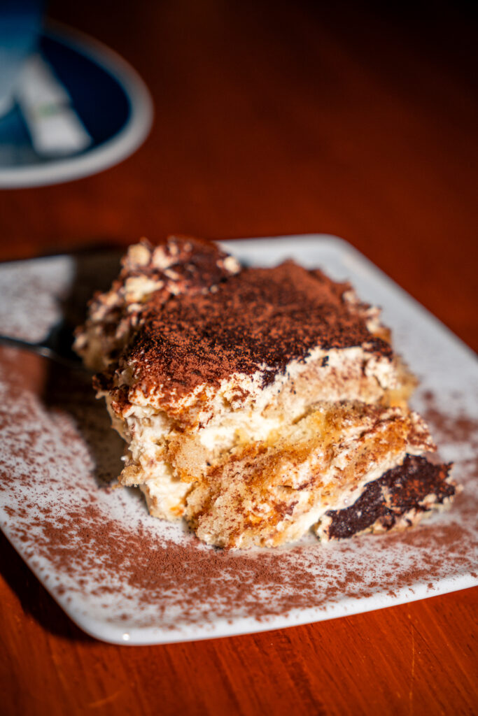 Une assiette avec une part de tiramisu maison