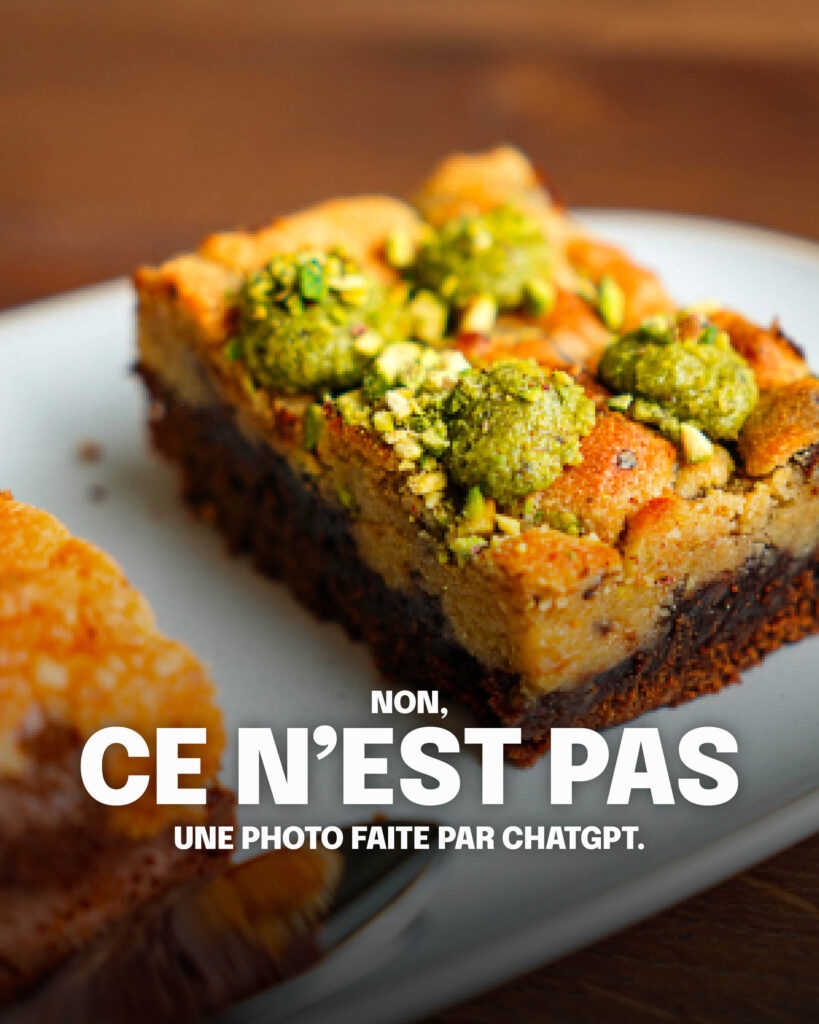 Photo d'un brookie coupé sur une assiette blanche avec des morceaux de pistache par dessus et un texte "non, ceci n'est pas une photo faite par chatgpt."