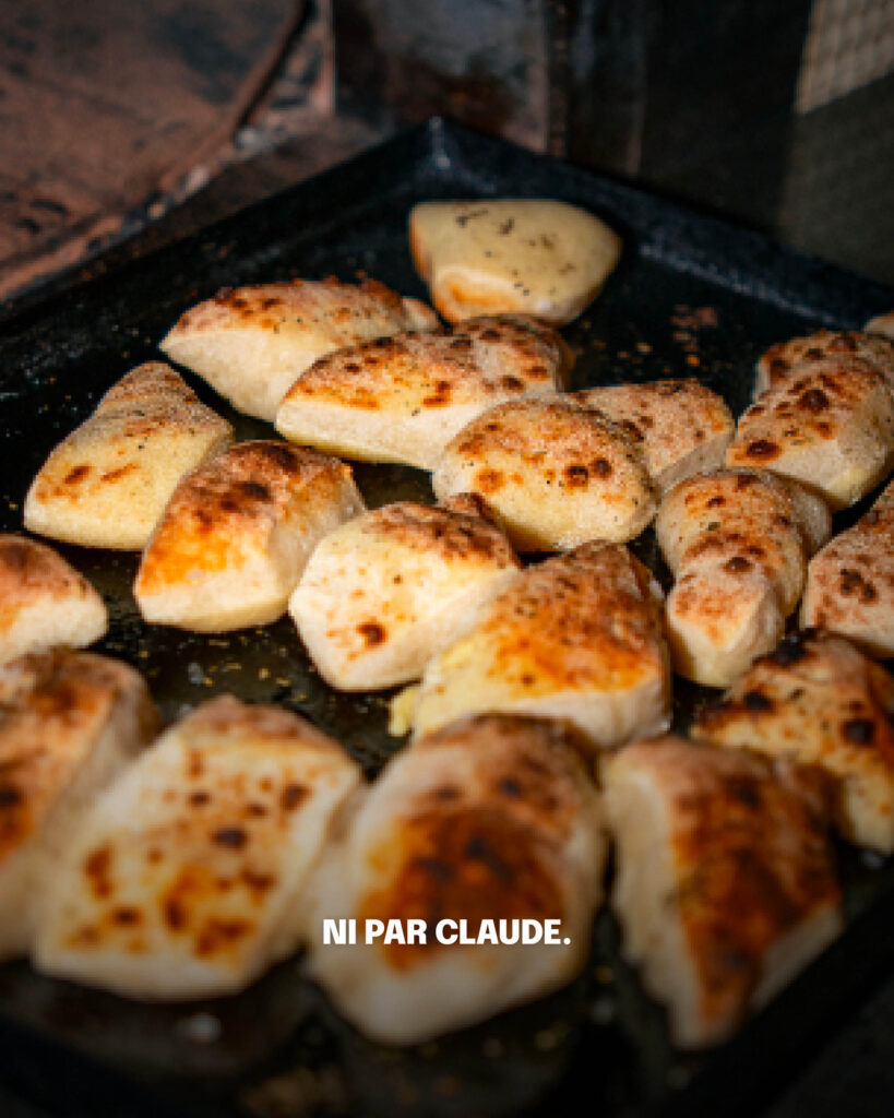 Petits pains sortant du four avec le texte "ni par claude"