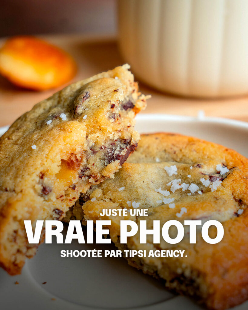 un cookie coupé en deux avec la texture des morceaux de chocolat et le texte "juste une vraie photo shootée par tipsi agency."