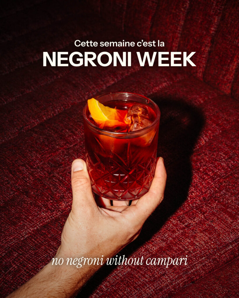 Un Negroni tenu en main pour la Negroni Week chez Briganti