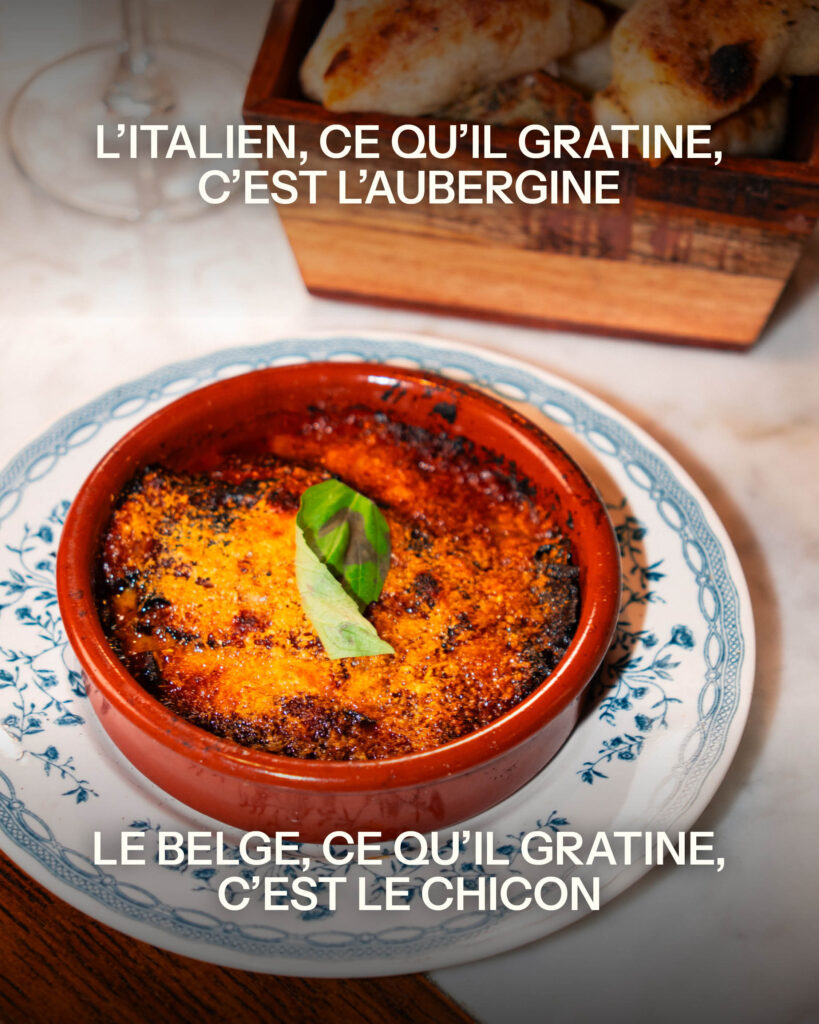 Gratin d'aubergine servi dans un plat rond en terre cuite