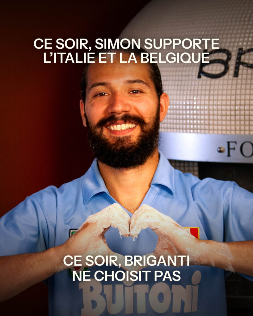 Simon, de l'équipe Briganti, fait un cœur avec ses mains pour le match Belgique-Italie