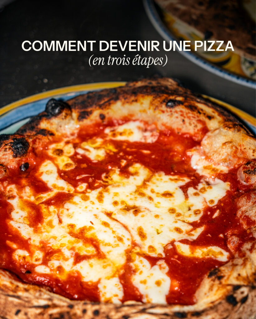 Une pizza margherita avec de la fumée de chaleur