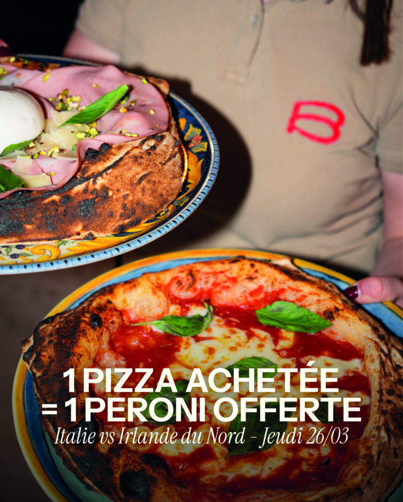 Deux pizzas sur leur assiette servient par une serveuse