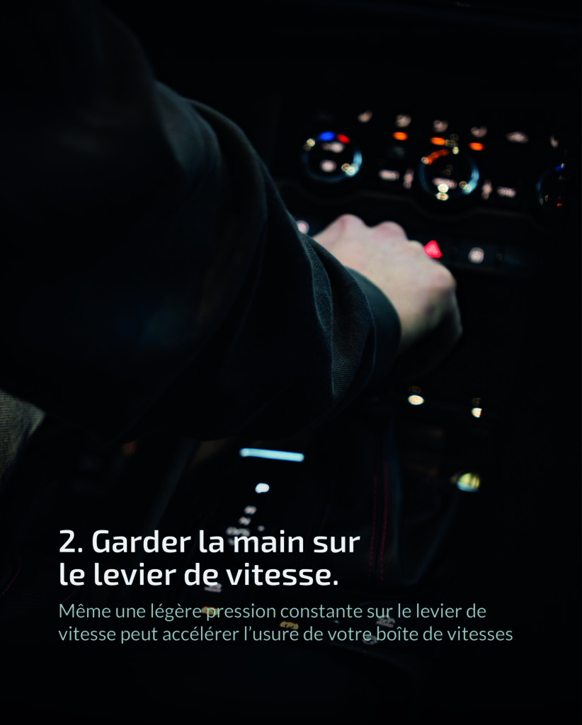 Deuxième habitude qui ruine la voiture "garder la main sur le levier de vitesse"