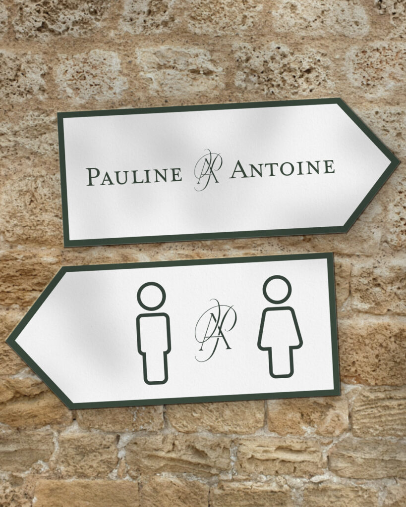 Panneaux de signalétique indiquant le mariage à droite et les toilettes à gauche