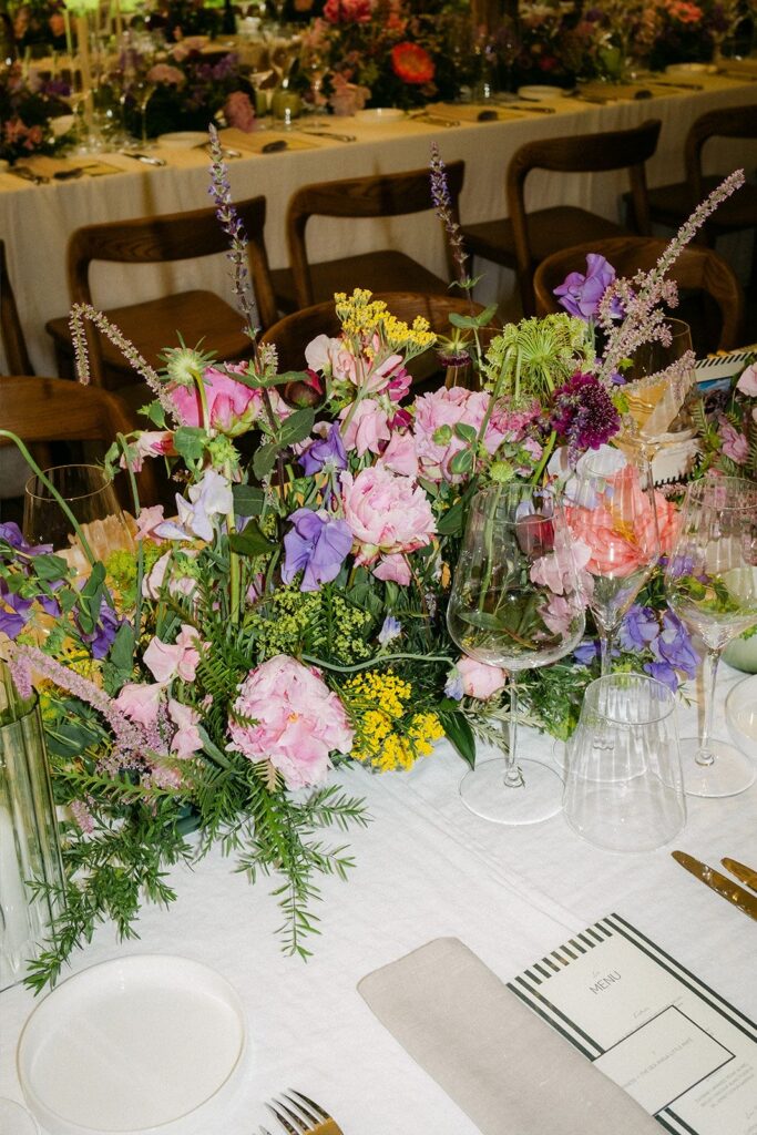 un centre de table en fleurs avec une vue sur le menu