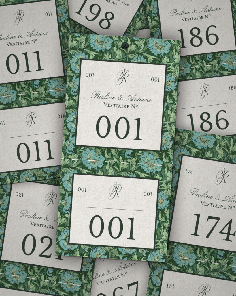 Un tas de tickets de vestiaire empilés l'un sur l'autre