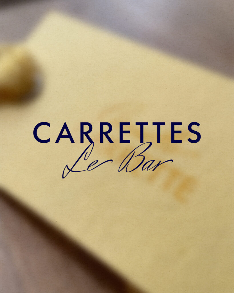 Carrettes Le Bar sur fond flouté jeune