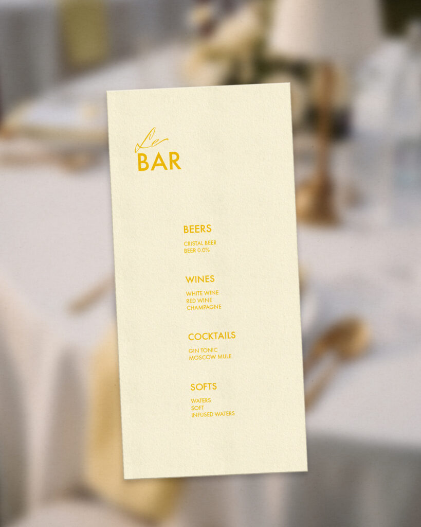 Le menu du bar à plat sur un fond flouté d'une table dressée